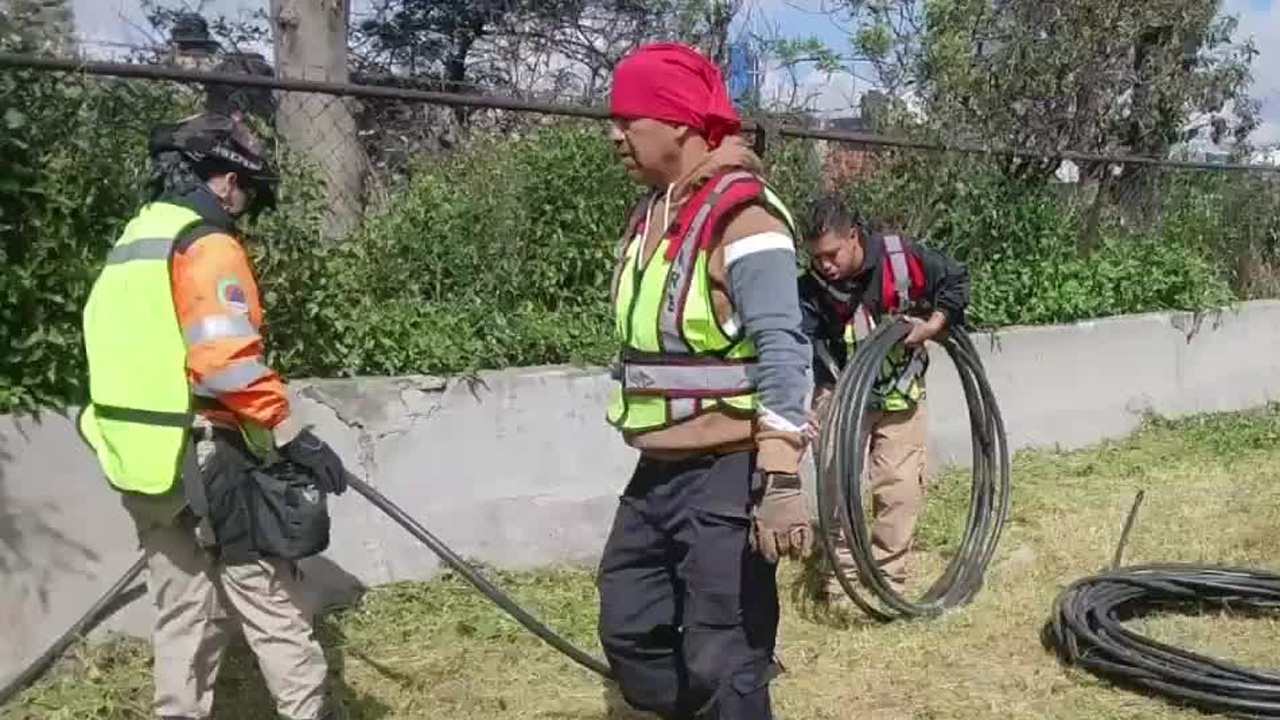 Autoridades de Ecatepec desmantelaron un punto de huachicoleo de agua potable en la colonia Media Luna.