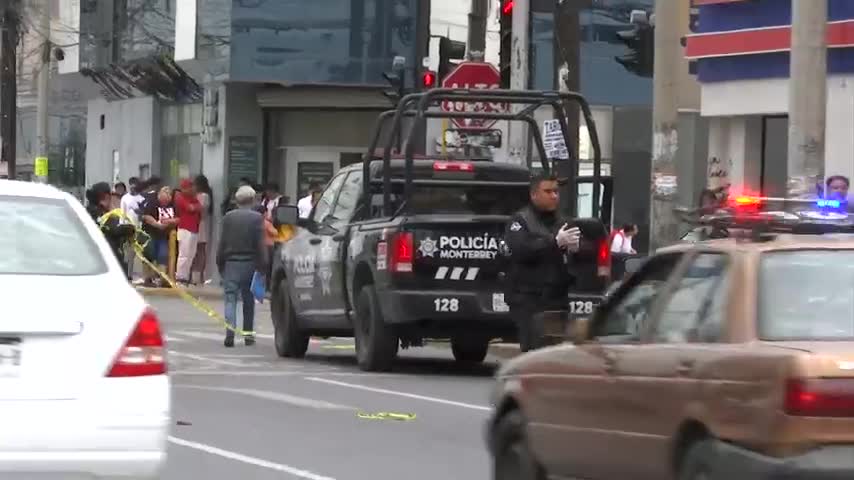 Dos hombres fueron detenidos tras una intensa persecución en el centro de Monterrey por robos tipo cristalazo en negocios de comida rápida.
