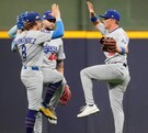 Jugadores de Los Angeles Dodgers celebran una de las dos carreras que metieron en el Juego 1 de la Serie de Campeonato contra los Brewers.