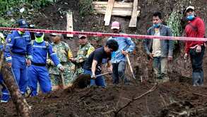 soldados y voluntarios buscan a personas desaparecidas en un deslave