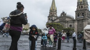 Imagen ilustrativa generada con IA de familias frente a la catedral de Guadalajara durante un día de invierno en Jalisco