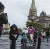 Imagen ilustrativa generada con IA de familias frente a la catedral de Guadalajara durante un día de invierno en Jalisco Imagen ilustrativa generada con IA de familias frente a la catedral de Guadalajara durante un día de invierno en Jalisco