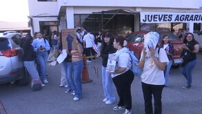 Las alumnas de la Universidad Vizcaya piden la destitución de la directora de nombre Laura Montemayor.