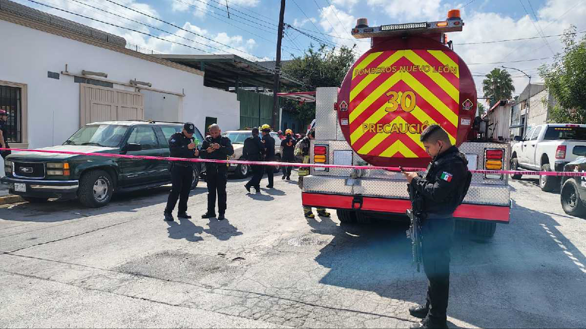 El flamazo ocurrió cuando el dueño del taller y uno de sus empleados le cambiaban el tanque de gas a uno de los vehículos en el municipio de Monterrey.