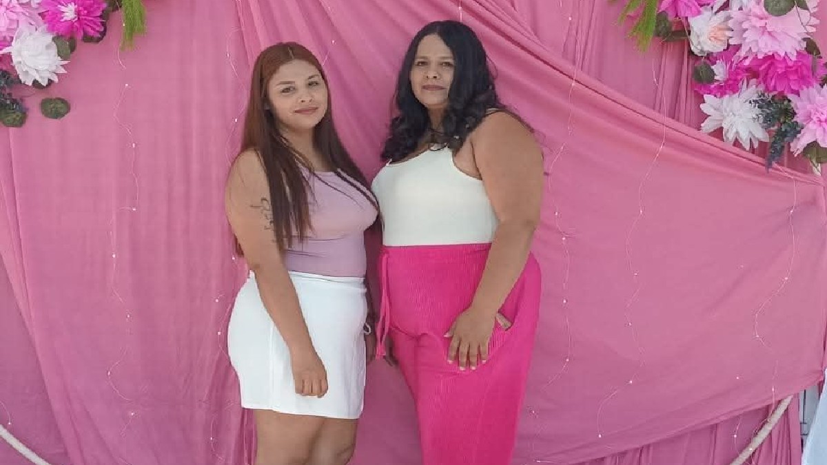 Karen Acuña en compañía de su hermana, en un evento social antes de la muerte de la mujer.