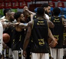 Jugadores de Fuerza Regia mostrando la unidad que existe en el equipo.