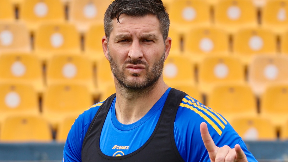 Gignac entrando a la cancha del 'Volcán' para entrenar con Tigres en la temporada del Apertura 2025.