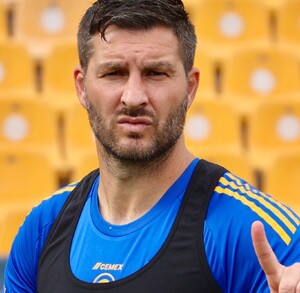 Gignac entrando a la cancha del 'Volcán' para entrenar con Tigres en la temporada del Apertura 2025. Gignac entrando a la cancha del 'Volcán' para entrenar con Tigres en la temporada del Apertura 2025.
