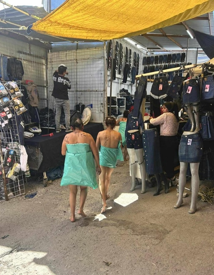 Mujeres se tapan con bolsas al caminar desnudas por un tianguis en San Martín Texmelucan, Puebla. Mujeres se tapan con bolsas al caminar desnudas por un tianguis en San Martín Texmelucan, Puebla.