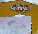 un dibujo frente a la fachada de un zoológico