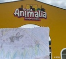 un dibujo frente a la fachada de un zoológico
