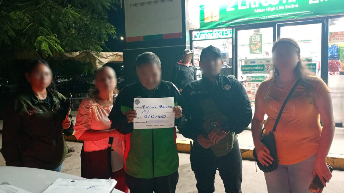Hombre afuera de tienda de conveniencia con personal del COBUPEJ Hombre afuera de tienda de conveniencia con personal del COBUPEJ