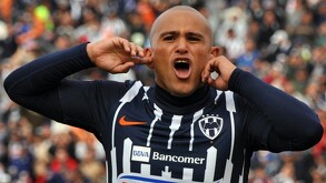 Humberto 'Chupete' Suazo festejando uno de los 121 goles que metió con la camiseta de Rayados.