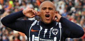 Humberto 'Chupete' Suazo festejando uno de los 121 goles que metió con la camiseta de Rayados.