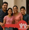 Familia mexicana, papá, mamá, hija e hijo, posan frente a su nueva casa en remate comprada con un crédito Infonavit.