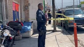 Los vecinos alertaron a las autoridades y al lugar arribaron paramédicos de Cruz Roja, los cuales solamente pudieron confirmar que ya había fallecido.