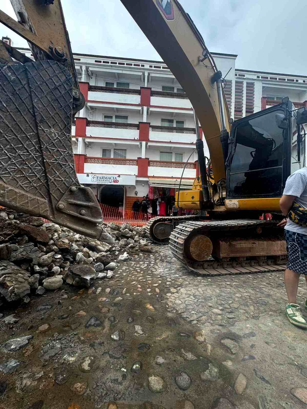 Maquinaria realizando trabajos de mantenimiento en el centro de Puerto Vallarta. Maquinaria realizando trabajos de mantenimiento en el centro de Puerto Vallarta.