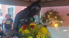 Hombre caracterizado de batman, despide al niño Osiel, fallecido por leucemia