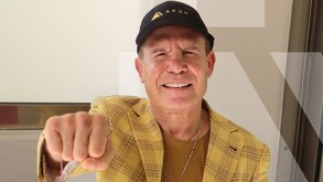 Julio César Chávez mostrándose contento debido al cariño que le ha mostrado la gente a lo largo de los años.