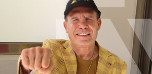 Julio César Chávez mostrándose contento debido al cariño que le ha mostrado la gente a lo largo de los años.