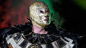 El Hijo de Dr. Wagner Jr. portando su icónica máscara dorada y cargando con el legado de su padre y su abuelo.