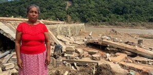 Señora damnificada junto a su vivienda destruida por las inundaciones en Huautla, Hidalgo.