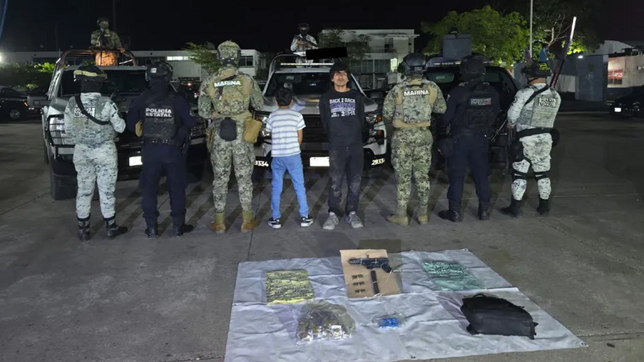 Un menor de 14 años, 'El Niño Sicario', y un hombre de 37 años, 'El Chucho', fueron detenidos en Tabasco durante un operativo.