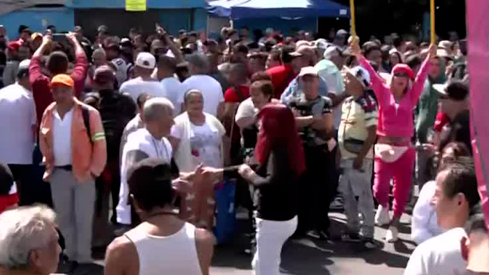 Con sonideros, fiesta y baile, mercados de Tepito celebraron su aniversario número 68.