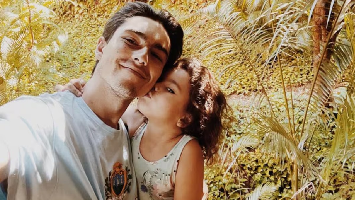 En la imagen aparece Sergio Mayer Mori junto a su pequeña hija Mila Mayer Subtil en lo que parece ser la playa. En la imagen aparece Sergio Mayer Mori junto a su pequeña hija Mila Mayer Subtil en lo que parece ser la playa.