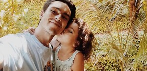 En la imagen aparece Sergio Mayer Mori junto a su pequeña hija Mila Mayer Subtil en lo que parece ser la playa. En la imagen aparece Sergio Mayer Mori junto a su pequeña hija Mila Mayer Subtil en lo que parece ser la playa.