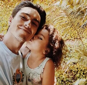 En la imagen aparece Sergio Mayer Mori junto a su pequeña hija Mila Mayer Subtil en lo que parece ser la playa.