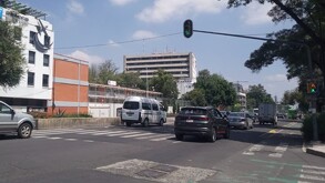 La circulación de los autos se ve influenciada por el programa Hoy No Circula, el cual determina que autos pueden y no transitar cada día