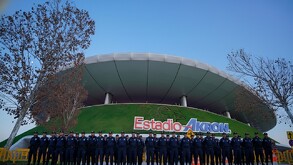 Entrada del Estadio Guadalajara durante el operativo vial por el partido México vs. Ecuador, con gran presencia de policías.