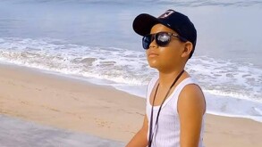 Osiel Eluit, fallecido por leucemia, conociendo el mar por primera vez