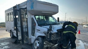 El accidente se registró en la parte lateral del camión de personal, donde viajaban 22 trabajadores.