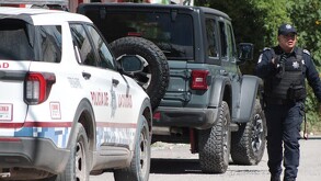 Policía de Puebla junto a una patrulla y una Jeep Rubicon en San Francisco Totimehuacán.
