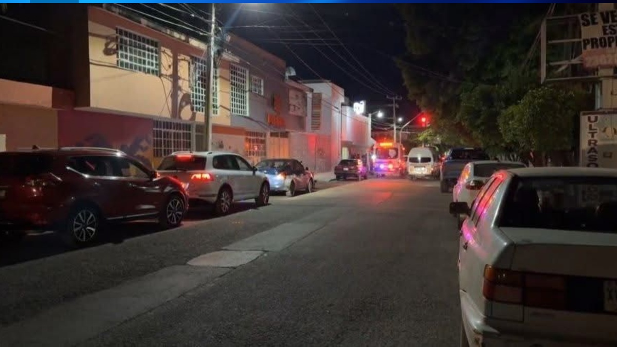 Calle con autos en el municipio de Chapulco, Puebla, donde un menor de edad fue asesinado a balazos. Calle con autos en el municipio de Chapulco, Puebla, donde un menor de edad fue asesinado a balazos.