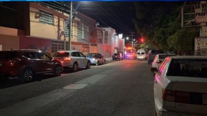 Calle con autos en el municipio de Chapulco, Puebla, donde un menor de edad fue asesinado a balazos.