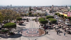 La Plaza Fundadores está rodeada de templos, casonas coloniales y calles empedradas.