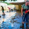 Dos mujeres realizan labores de limpieza en sus casas, luego de que fueran cubiertas por el lodo, agua y basura de la corriente del río Cazones en Poza Rica. Dos mujeres realizan labores de limpieza en sus casas, luego de que fueran cubiertas por el lodo, agua y basura de la corriente del río Cazones en Poza Rica.