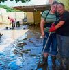 Dos mujeres realizan labores de limpieza en sus casas, luego de que fueran cubiertas por el lodo, agua y basura de la corriente del río Cazones en Poza Rica. Dos mujeres realizan labores de limpieza en sus casas, luego de que fueran cubiertas por el lodo, agua y basura de la corriente del río Cazones en Poza Rica.