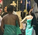 Tres mujeres desnudas se cubren con bolsas mientras caminan en tianguis de Texmelucan.