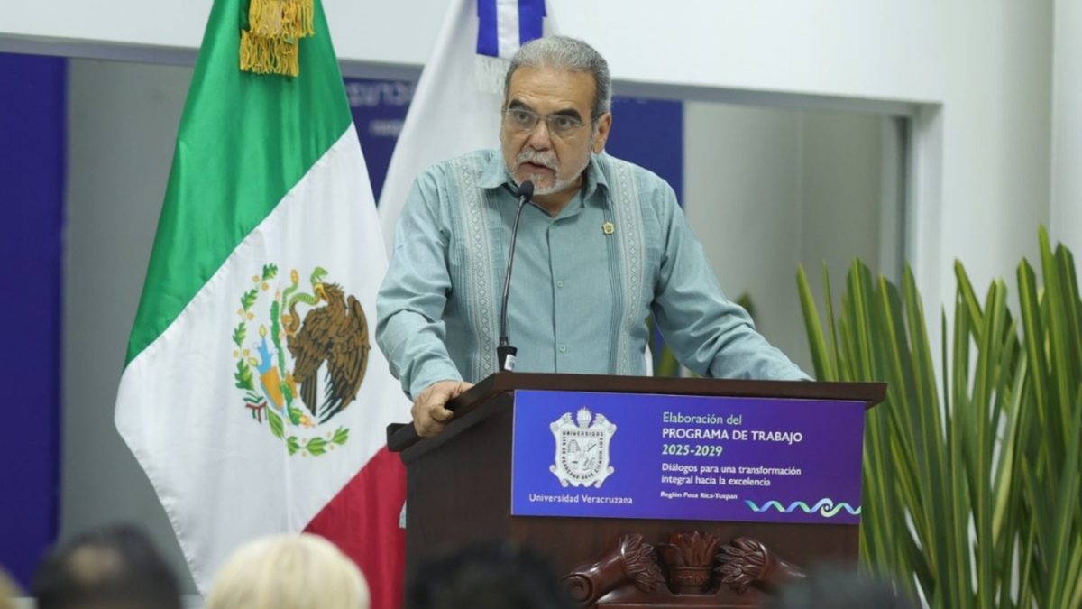 Martín Aguilar Sánchez, rector de la Universidad Veracruzana, durante una ponencia.