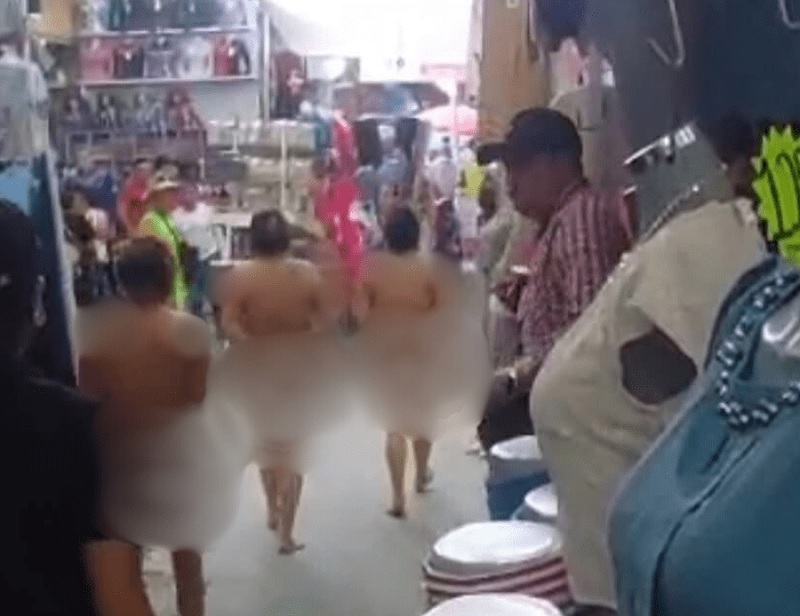 Mujeres desnudas caminan en tianguis de San Martín Texmelucan, en Puebla. Mujeres desnudas caminan en tianguis de San Martín Texmelucan, en Puebla.