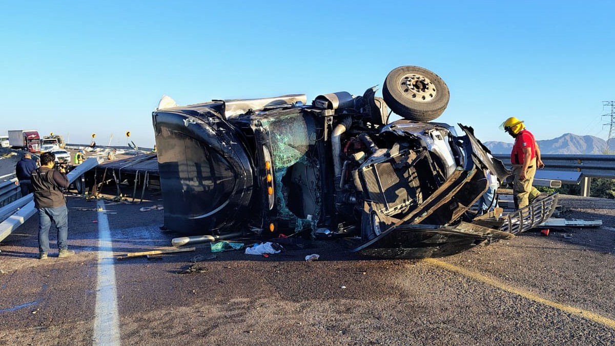 Un grave percance vial sacudió la mañana de este martes al Libramiento Norte Laguna en el municipio de Matamoros, Coahuila. Un grave percance vial sacudió la mañana de este martes al Libramiento Norte Laguna en el municipio de Matamoros, Coahuila.