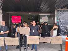 Trabajadores de SAT se manifiestan afuera de las oficinas en Guadalajara