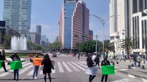 Trabajadores del SAT bloquearon Paseo de la Reforma como parte de su paro nacional.