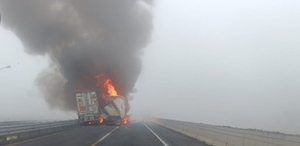 dos tráileres incendiándose por un accidente en la autopista puebla orizaba dos tráileres incendiándose por un accidente en la autopista puebla orizaba
