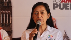 ariadna ayala en una conferencia de prensa de atlixco