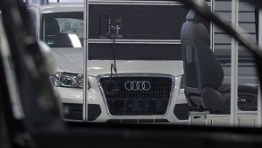 Ensamblado de un auto Audi en la planta armadora de San José Chiapa, en Puebla.